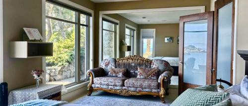 Regional District of Nanaimo House | Waterfront deluxe private room with breakfast