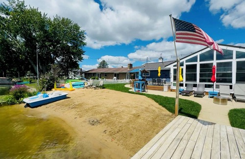 Cassopolis House | Waterfront Diamond Lake - Sandy beach