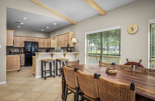 McQueeney House | Waterfront| Dock | Fire Pit | Book for Wurstfest!