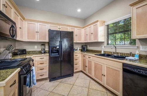 McQueeney House | Waterfront| Dock | Fire Pit | Book for Wurstfest!