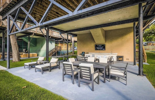 McQueeney House | Waterfront| Dock | Fire Pit | Book for Wurstfest!