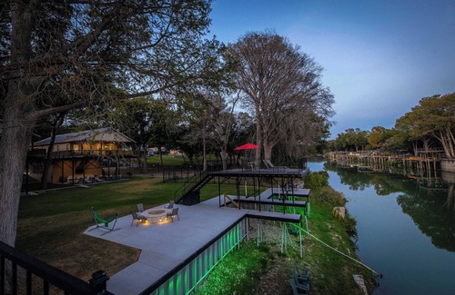 McQueeney House | Waterfront| Dock | Fire Pit | Book for Wurstfest!