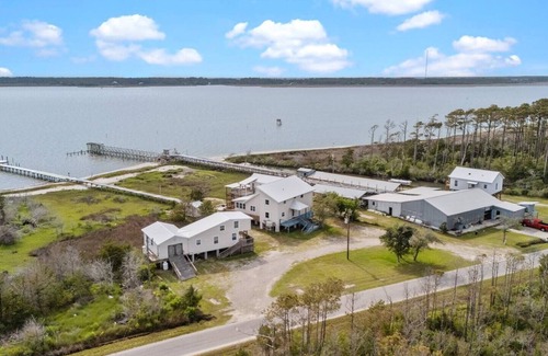 Sealevel House | Waterfront+Dock+Kayaks+PingPong