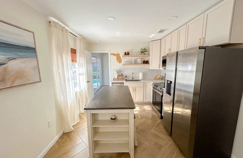 Laurel Apartment | Waterfront duplex, walk to the beach