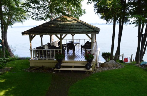 Picton Cottage | Waterfront Executive Retreat with a Hot Tub
