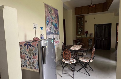 Mandi House | Waterfront Family Retreat–2BHK Independent Floor by Homeyhuts