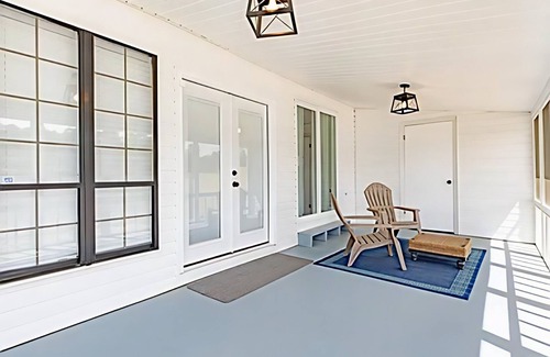 Warner Robins House | Waterfront Family Escape - Minutes to RAFB, Pets & Kids Friendly