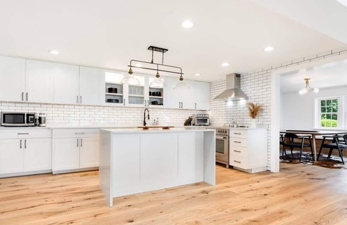 Royal Oak House | Waterfront Farmhouse Retreat on 18 Acres, Pool