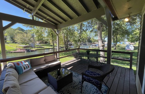 Lakeland House | Waterfront! Firepit~3 King bedrms~playroom~kayaks~near restaurants