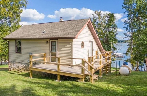 Rutledge Cabin | Waterfront Getaway | Firepit, Dock & Fishing