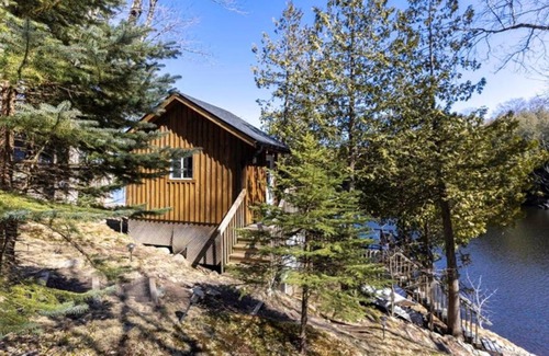 McKellar Cottage | Waterfront getaway on Lake Manitouwabing. Hot tub, bunkie, canoes and kayaks!