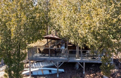 McKellar Cottage | Waterfront getaway on Lake Manitouwabing. Hot tub, bunkie, canoes and kayaks!