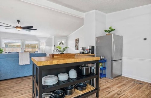 Willis House | Waterfront getaway w/boat dock, kayaks & games