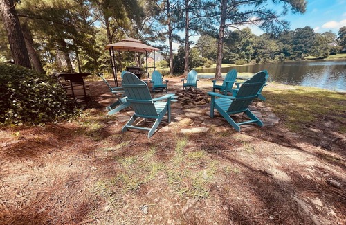 Hope Mills House | Waterfront Golf Haven I Billiards & Bar I Pool I Kayaks I WOW-Kitchen I Fire Pit