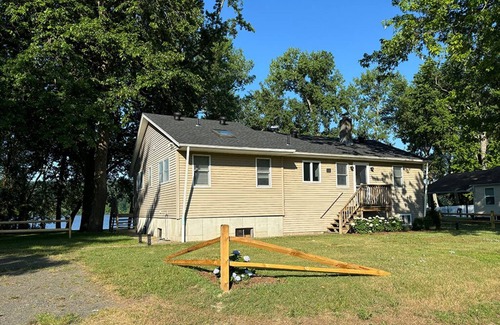 East Haddam House | Waterfront Goodspeed airport 2-bedroom house with AC, WiFi