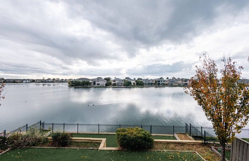 Sanctuary Lakes Villa | Waterfront Grand Villa in Sanctuary Lakes