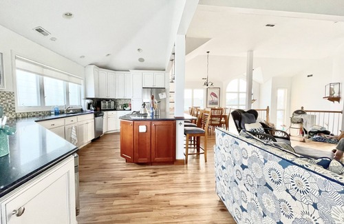 Town Bank House | Waterfront Haven for Friends and Family Gatherings