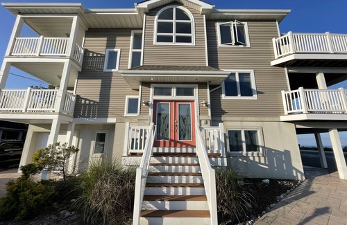 Town Bank House | Waterfront Haven for Friends and Family Gatherings