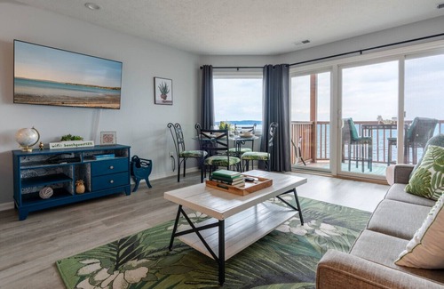 Traverse City Condo | Waterfront Haven 215|Balcony|Direct Beach Access|Near Downtown