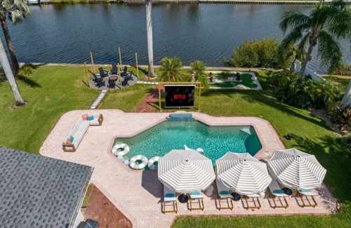 Clearwater House | Waterfront Heated Pool + PuttPutt+Games, Sleeps 18