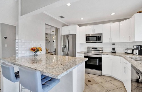 North Corals House | Waterfront Heated Pool,Jacuzzi, Pier, 2mi to Beach