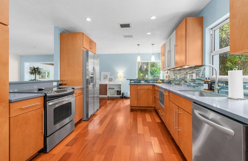 Wilton Manors House | WATERFRONT & HEATED POOL- Tropical 2b/2b w/Private Dock
