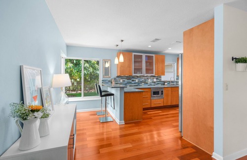 Wilton Manors House | WATERFRONT & HEATED POOL- Tropical 2b/2b w/Private Dock