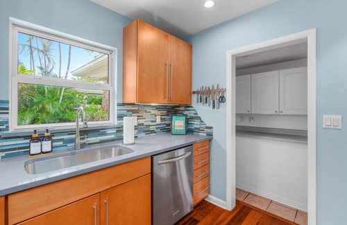 Wilton Manors House | WATERFRONT & HEATED POOL- Tropical 2b/2b w/Private Dock