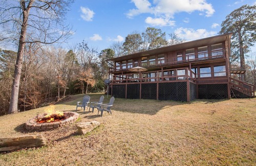 Zavalla House | Waterfront Hide-A-Way Lodge on Big Sam!