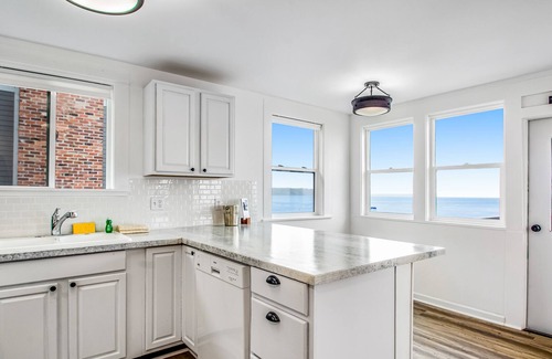 Rollingbay House | Waterfront home on Puget Sound with Mt. Rainier/Mt. Baker view & beach access