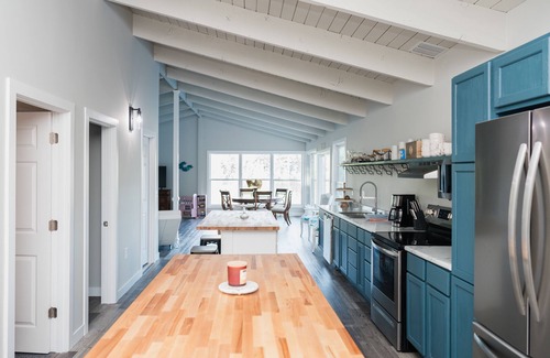 Mayfield House | Waterfront Home 20 Minutes to Downtown w/Off Road Trails/Kayaks/Fire Pit