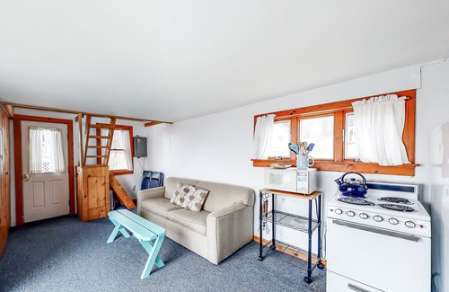 Surry House | Waterfront home and studio combination with fast WiFi, deck, & two kitchens