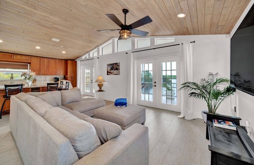 Sunshine Estates House | Waterfront Home, Large Pool w Boat lift, Floating Dock, and Putting Green