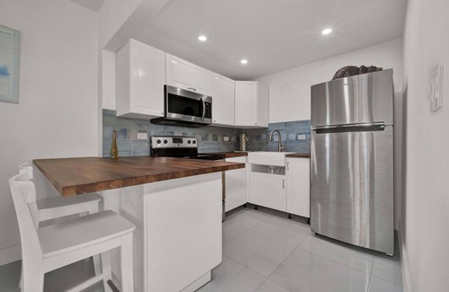 Sunshine Estates House | Waterfront Home, Large Pool w Boat lift, Floating Dock, and Putting Green