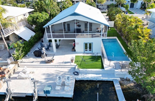 Sunshine Estates House | Waterfront Home, Large Pool w Boat lift, Floating Dock, and Putting Green