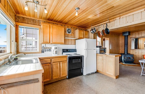 Gig Harbor House | Waterfront Home on Puget Sound w/Stunning Mount Rainier View, Deck, & Bunkhouse