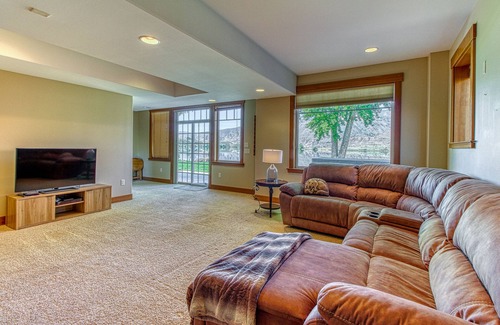 East Wenatchee House | Waterfront home w/ hot tub, dock, beach & extra sleeping in bonus/game room