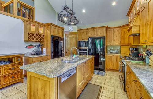 East Wenatchee House | Waterfront home w/ hot tub, dock, beach & extra sleeping in bonus/game room