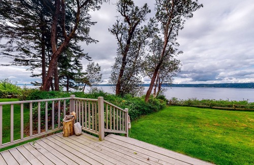 Camano Island House | Waterfront Home w/Gorgeous Ocean View, Deck, Fireplace, WiFi - Walk to Beach