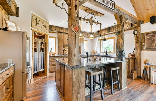 Thomasburg Cottage | ●Waterfront ●Hot-tub ●4-season ●Fishing ●Kayak ●Canoe ●Hiking ●Cross country ski