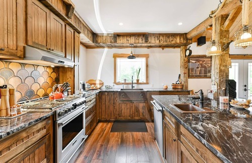 Thomasburg Cottage | ●Waterfront ●Hot-tub ●4-season ●Fishing ●Kayak ●Canoe ●Hiking ●Cross country ski