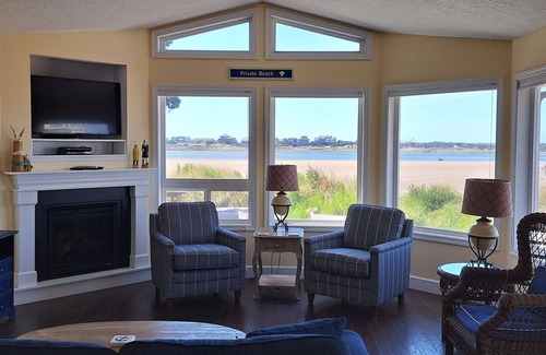 Lincoln City Cottage | Waterfront | Hot Tub | Kayaks | Crab Traps | 3~Kings
