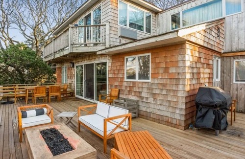 Clearwater Beach House | Waterfront house with brand new pool. Cozy home pet and family friendly.