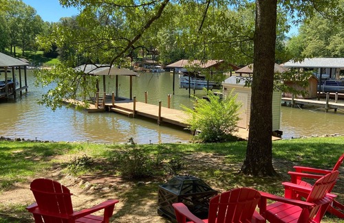 Smith Mountain Lake House | Waterfront house with dock, level lot, kayaks, park like setting, boat parking