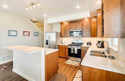 Kenai House | Waterfront Kenai Townhome < 1 Mi to Beach!