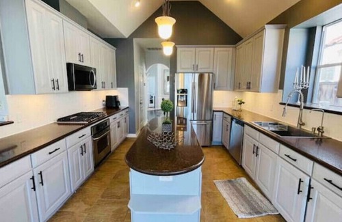 Missouri City House | Waterfront King - Sleeps 10 , Media Room , Deck on Water , Fishing & Kayaking