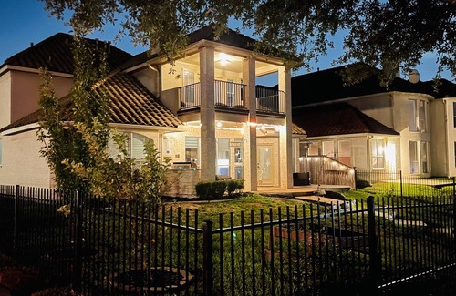 Missouri City House | Waterfront King - Sleeps 10 , Media Room , Deck on Water , Fishing & Kayaking