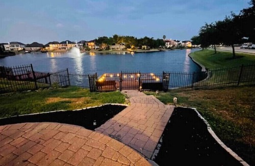 Missouri City House | Waterfront King - Sleeps 10 , Media Room , Deck on Water , Fishing & Kayaking
