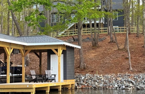Mineral House | Waterfront! Laid Back at Lake Anna, new home, deep water cove, dock, fire pit!