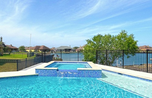 Robstown House | Waterfront Lake House + Heated Pool + HotTub + DT & Beach 20mins n